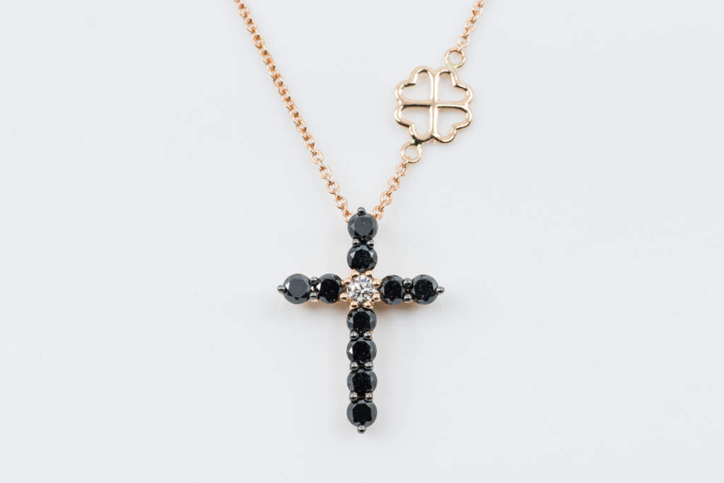 Collana Croce Fidelis Diamanti Neri - Casavola - main grande - Gioiellieri dal 1882 - Noci