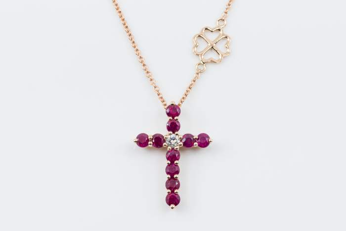 Collana Croce Fidelis Rubini - Oro Rosa Diamante - grande main - Casavola - Gioiellieri dal 1882 - Noci