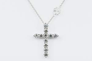 Collana Croce Fidelis diamanti bianchi - Gioielleria Casavola Noci - idea regalo battesimo religioso - caratura importante