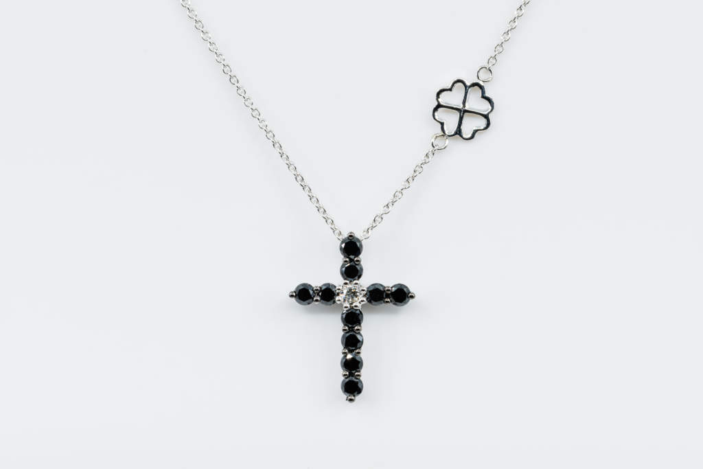 Collana Croce Fidelis white diamanti neri - Gioielleria Casavola Noci - idea regalo battesimo - oro bianco taglia media