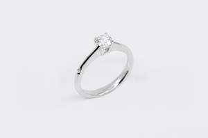 Anello solitario 4 griffe diamantino laterale - Gioielleria Casavola Noci - idea regalo fidanzamento