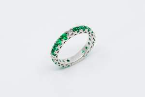 Girodito smeraldi Infinity white - Gioielleria Casavola Noci - Idea regalo anello fidanzamento