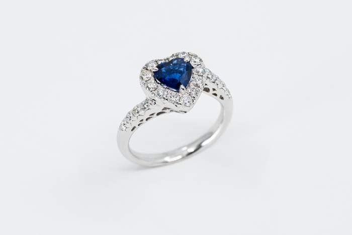 Anello cuore zaffiro con diamanti Prestige - Gioielleria Casavola Noci - idea regalo anniversario importante