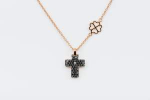 Collana croce diamanti neri Angelus Rosé Light - Gioielleria Casavola Noci - idea regalo fidanzato religioso - main