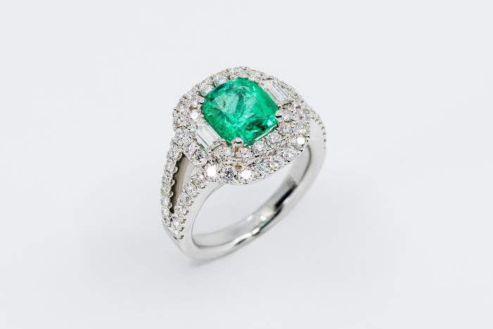 Anello quadrato smeraldo diamanti princess Prestige - Gioielleria Casavola Noci - idea regalo donna importante matrimonio fidanzata