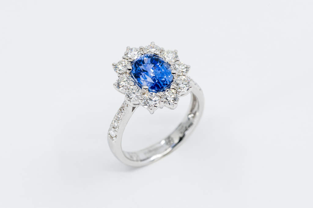 Anello zaffiro ovale con diamanti Prestige - Gioielleria Casavola Noci - idea regalo donne importante moglie fidanzata