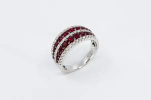 Anello a fascia rubini con diamanti Prestige A - Gioielleria Casavola Noci - idea regalo per moglie donna anniversario matrimonio