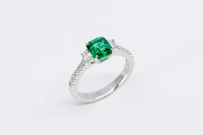 Crivelli anello smeraldo con diamanti baguette - Gioielleria Casavola Noci - idea regalo donna importante