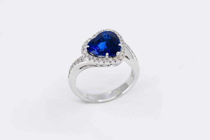 Crivelli anello zaffiro Royal Blue cuore con diamanti - Gioielleria Casavola di Noci - Idea regalo matrimonio