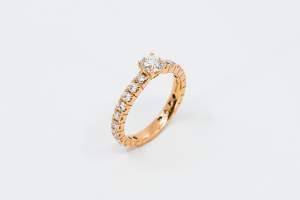Fedina diamanti girodito Rosé - anello solitario in oro rosa - Gioielleria Casavola Noci - main - regalo fidanzamento