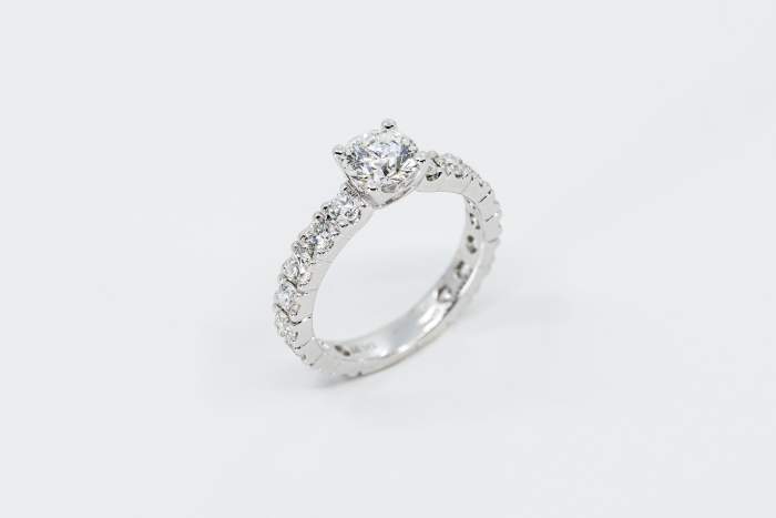 Anello solitario Infinity White Oro bianco - Gioielleria Casavola Noci - anello di fidanzamento importante