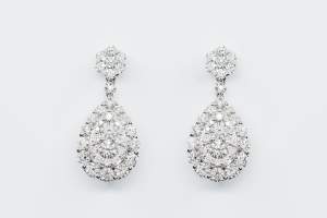 Orecchini pendente goccia diamanti Prestige - Gioielleria Casavola Noci - idea regalo anniversario matrimonio - per lei