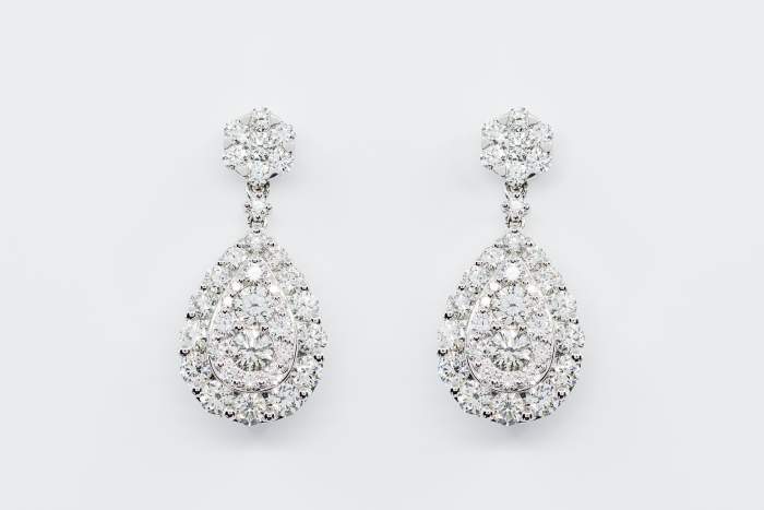 Orecchini pendente goccia diamanti Prestige - Gioielleria Casavola Noci - idea regalo anniversario matrimonio - per lei