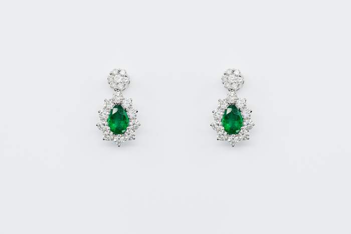 Orecchini pendente goccia smeraldi Prestige | Gioielleria Casavola Noci | idea regalo donna | diamanti per anniversario