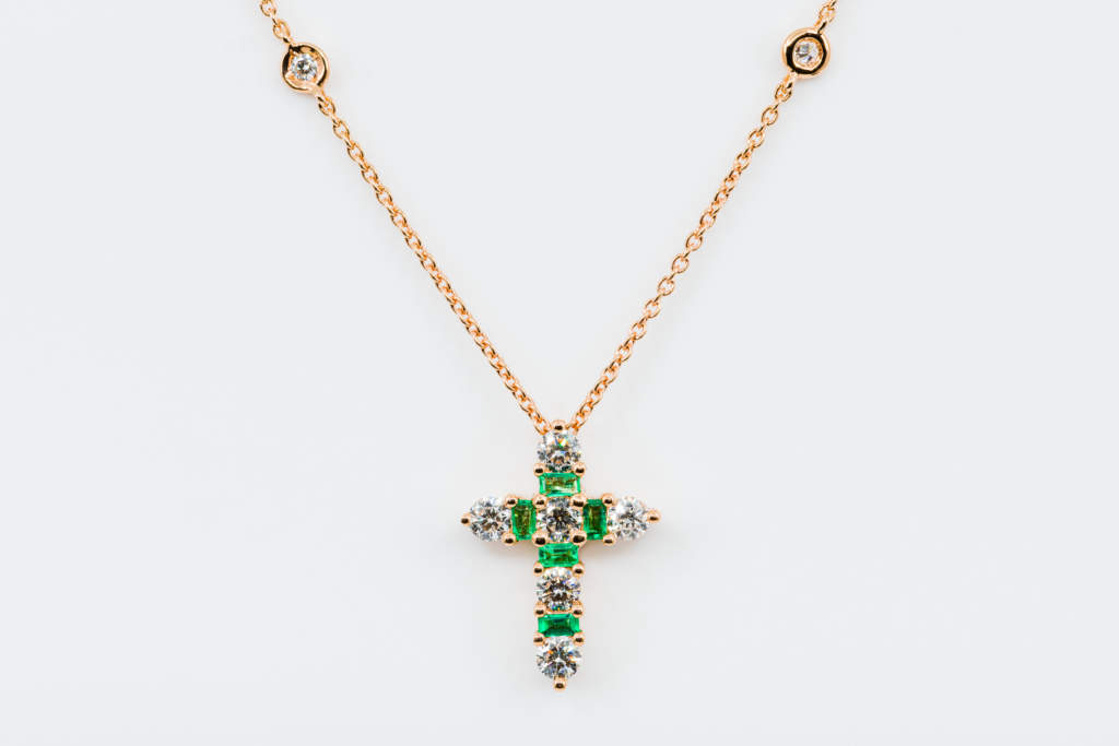 Collana Croce Fidelis Rose Smeraldi e Diamanti - Casavola Noci - idee regalo battesimo o comunione importante