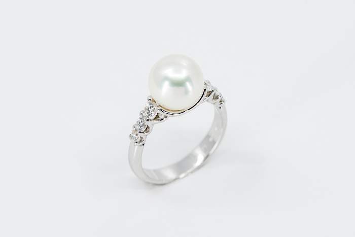 Crivelli anello perla australiana e diamanti - Gioielleria Casavola Noci - 10 millimetri - idea regalo donne importante