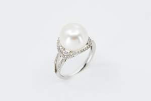 Crivelli anello perla australiana pavé diamanti - Gioielleria Casavola Noci - idee regalo moglie anniversario