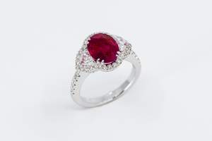 Crivelli anello rubino diamanti triangolari - Gioielleria Casavola di Noci - idee regalo donne fidanzate importante