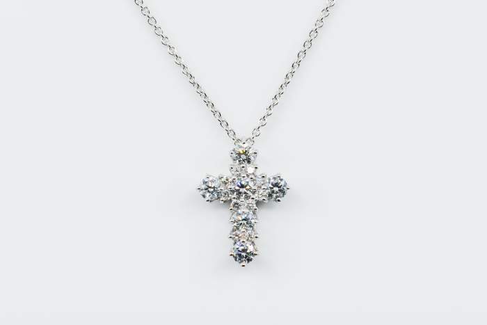 Crivelli collana croce tonda diamanti - Gioielleria Casavola Noci - idee regalo battesimo