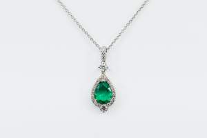 Crivelli collana goccia smeraldo e diamante - Gioielleria Casavola di Noci - idee regalo compleanno donne