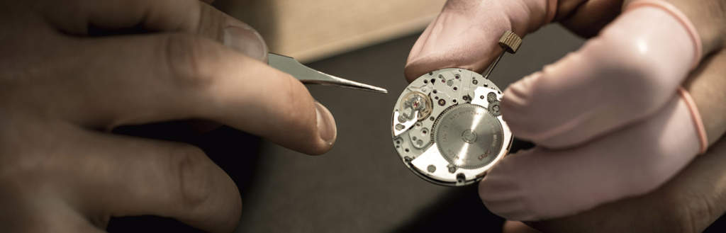 Oris - orologi svizzeri di qualità realizzati ad Holstein - Gioielleria Casavola Noci - Orologiaio in azione sul calibro
