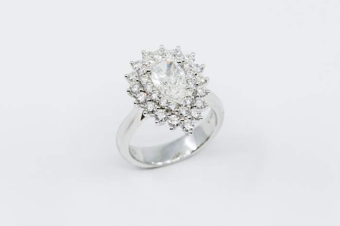 Anello solitario diamante goccia Prestige - Gioielleria Casavola Noci - idee fidanzamento - regalo importante