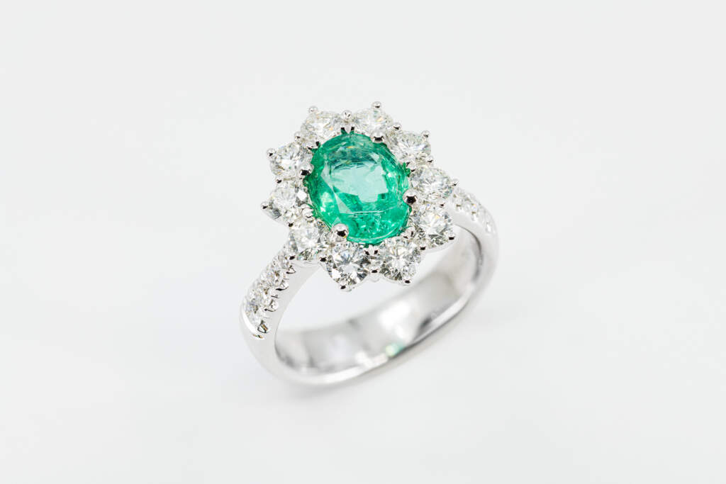 Anello smeraldo ovale con diamanti Prestige - Gioielleria Casavola Noci - idee regalo donne per occasioni importanti