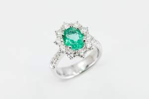 Anello smeraldo ovale con diamanti Prestige - Gioielleria Casavola Noci - idee regalo donne per occasioni importanti
