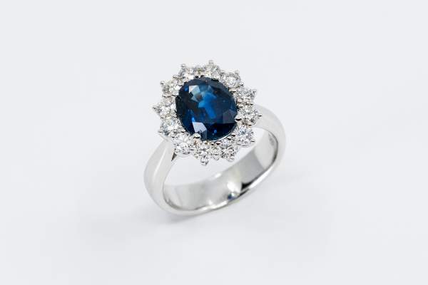 Anello zaffiro blu intenso Prestige - Gioielleria Casavola Noci - idee regalo donne per occasioni importanti