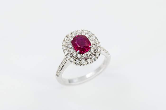 Crivelli anello colore rubino - Gioielleria Casavola Noci - idee regalo donne per occasioni importanti