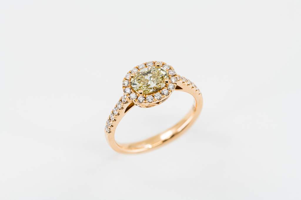 Anello solitario diamante giallo Pavé Prestige - Gioielleria Casavola Noci - high end jewelry - idee regalo per occasioni importanti