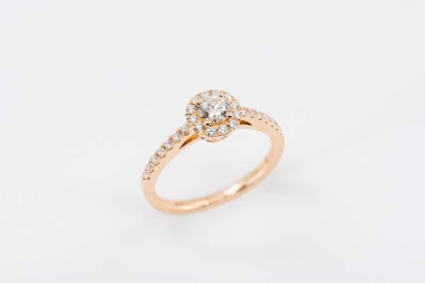 Anello solitario tondo rosé pavé - Gioielleria Casavola Noci - anello di fidanzamento - proposta matrimonio
