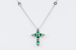 Collana Croce Fidelis White Smeraldi e Diamanti - Gioielleria Casavola Noci - idee regalo battesimo - comunione - cresima