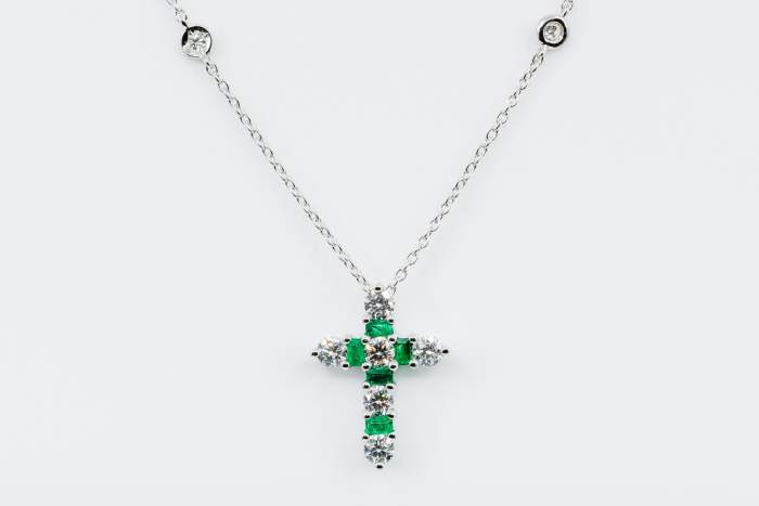Collana Croce Fidelis White Smeraldi e Diamanti - Gioielleria Casavola Noci - idee regalo battesimo - comunione - cresima
