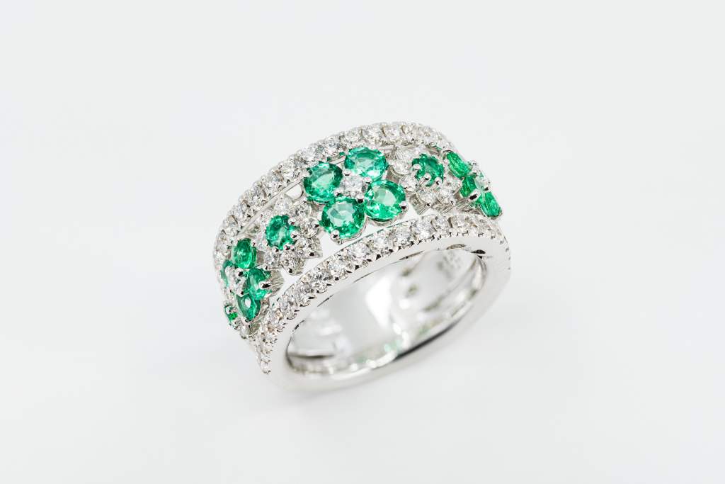 Crivelli anello fascione fantasia fiore smeraldi - Gioielleria Casavola Noci - idee regalo donne