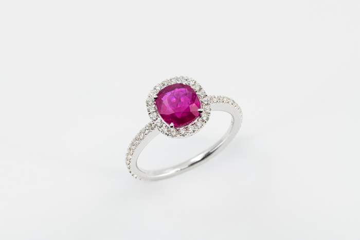 Crivelli anello rubino con brillanti - Gioielleria Casavola Noci - idee regalo donne occasione importante - main