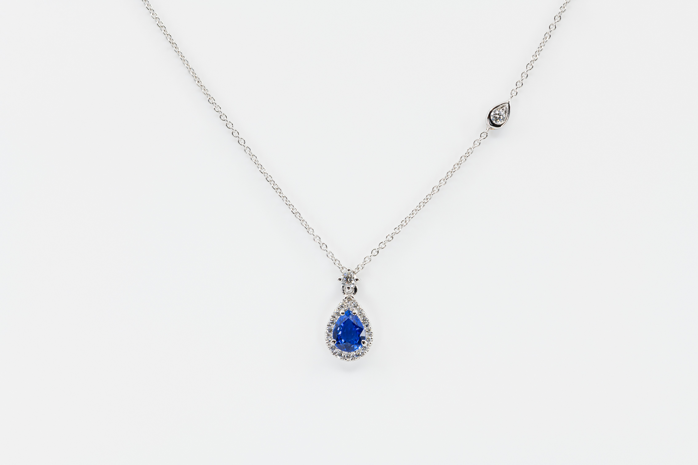 Crivelli collana zaffiro goccia e diamanti - Gioielleria Casavola Noci - idee regalo donne per ogni occasione