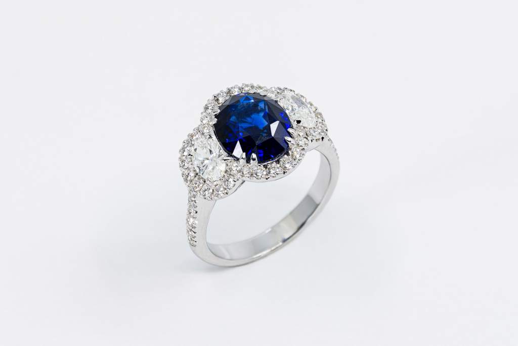 Anello mezzaluna diamanti e zaffiro Prestige - Gioielleria Casavola Noci - idee regalo donne - per occasioni importanti - main