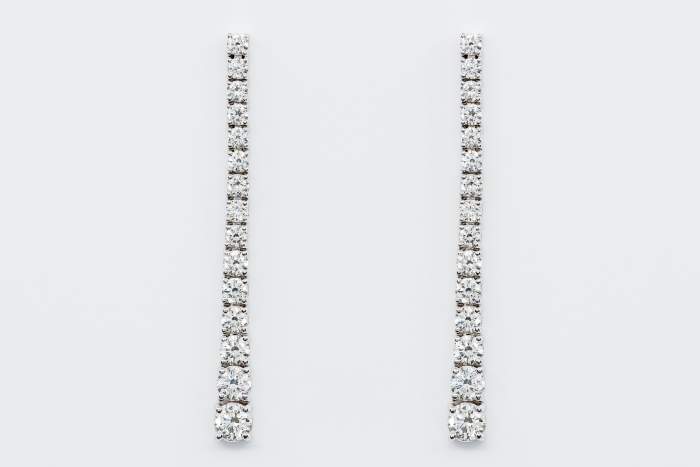Crivelli orecchini lunghi pendenti diamanti oro bianco - Gioielleria Casavola Noci - gioielli tennis - idee regalo donne per ogni occasione