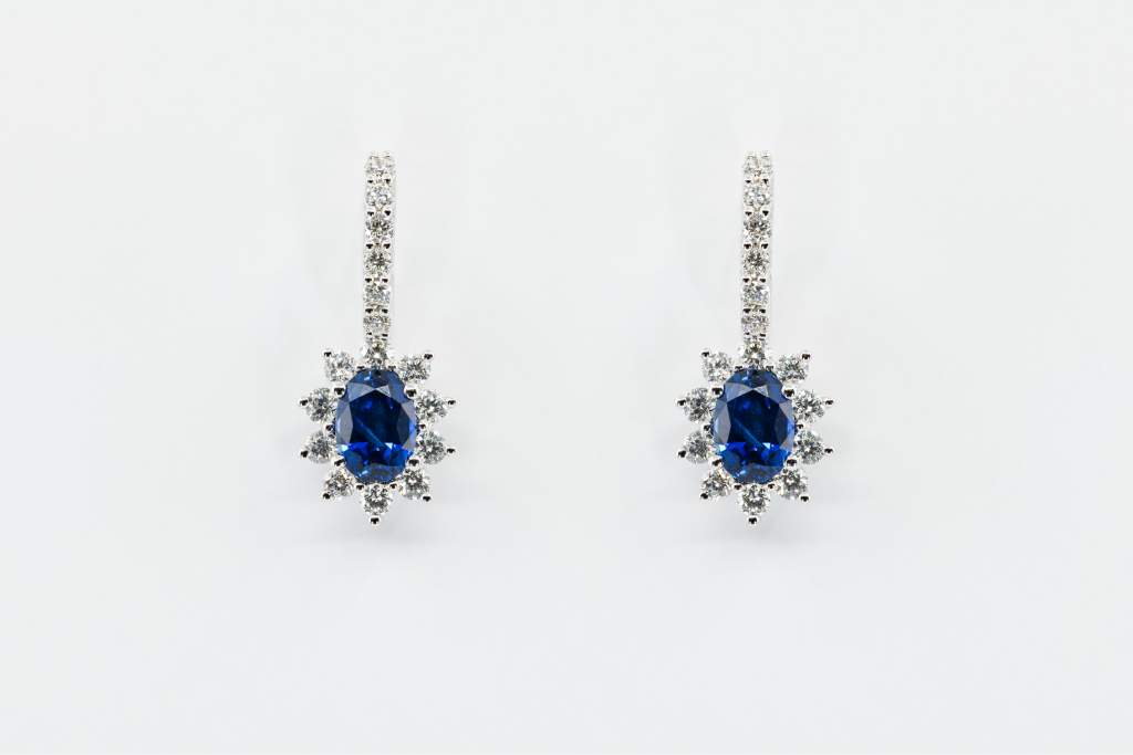 Orecchini rosette zaffiri pavé Prestige - Gioielleria Casavola Noci - chiusura a monachella - idee regalo donne per occasioni importanti