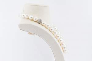 Collana girocollo perle australiane bianche Prestige - Gioielleria Casavola Noci - idee regalo anniversario matrimonio - chiusura oro bianco