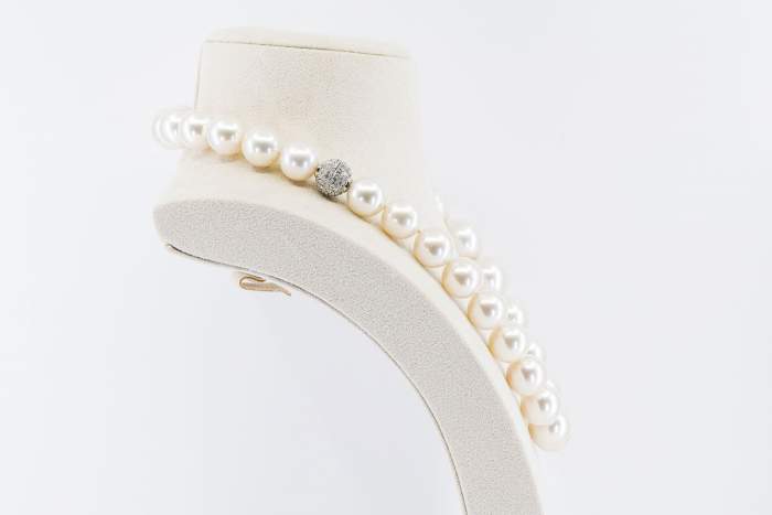 Collana girocollo perle australiane bianche Prestige - Gioielleria Casavola Noci - idee regalo anniversario matrimonio - chiusura oro bianco