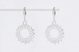 Crivelli orecchini pendenti a cerchio fantasia diamanti - Gioielleria Casavola Noci - idee regalo donne - high end jewelry earrings