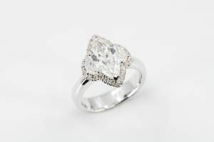 Anello diamante marquise Prestige - Gioielleria Casavola Noci - high end luxury jewelry - idee regalo donne - main
