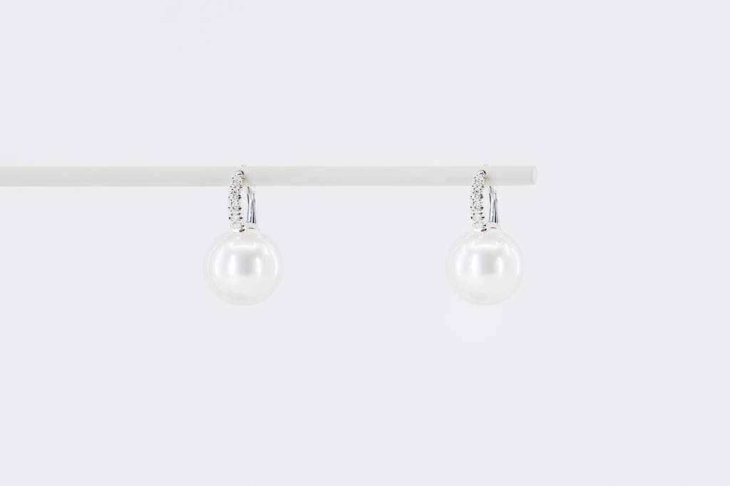 Orecchini perle Australia pavé diamanti - Gioielleria Casavola Noci - idee regalo donne - luxury pearl earrings - main