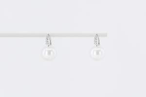 Orecchini perle Australia pavé diamanti - Gioielleria Casavola Noci - idee regalo donne - luxury pearl earrings - main