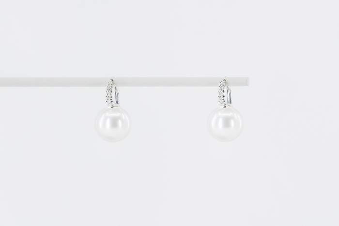 Orecchini perle Australia pavé diamanti - Gioielleria Casavola Noci - idee regalo donne - luxury pearl earrings - main