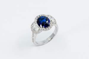 Anello mezzaluna zaffiro Royal Blue Prestige - Gioielleria Casavola Noci - high end jewelry rings - gift ideas for her