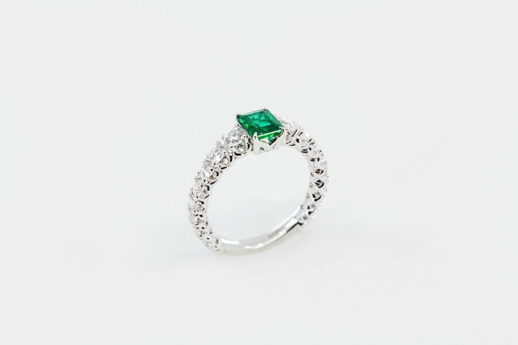 Crivelli anello girodito diamanti con smeraldo - Gioielleria Casavola Noci - idee regalo donne - moda e lusso