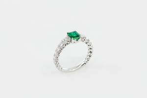 Crivelli anello girodito diamanti con smeraldo - Gioielleria Casavola Noci - idee regalo donne - moda e lusso